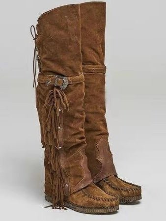 Botas mosqueteras con flecos y remaches