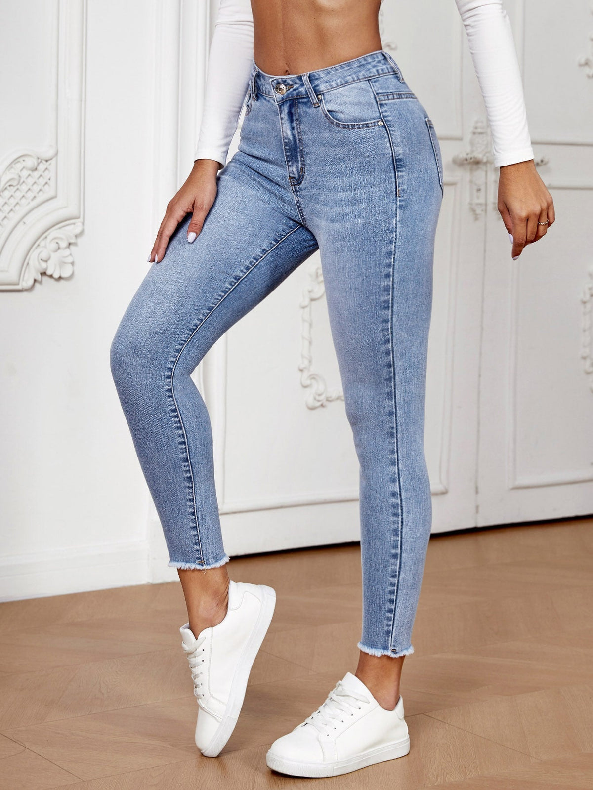 Vaqueros skinny tobilleros con bajo deshilachado