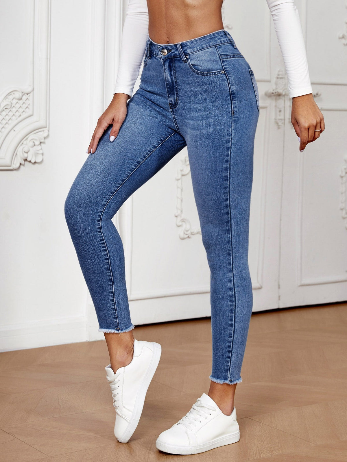 Vaqueros skinny tobilleros con bajo deshilachado