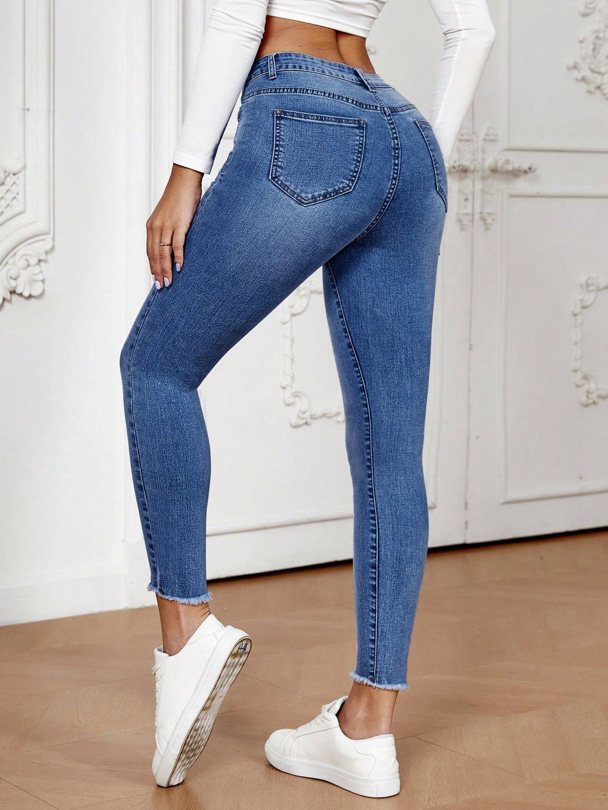 Vaqueros skinny tobilleros con bajo deshilachado