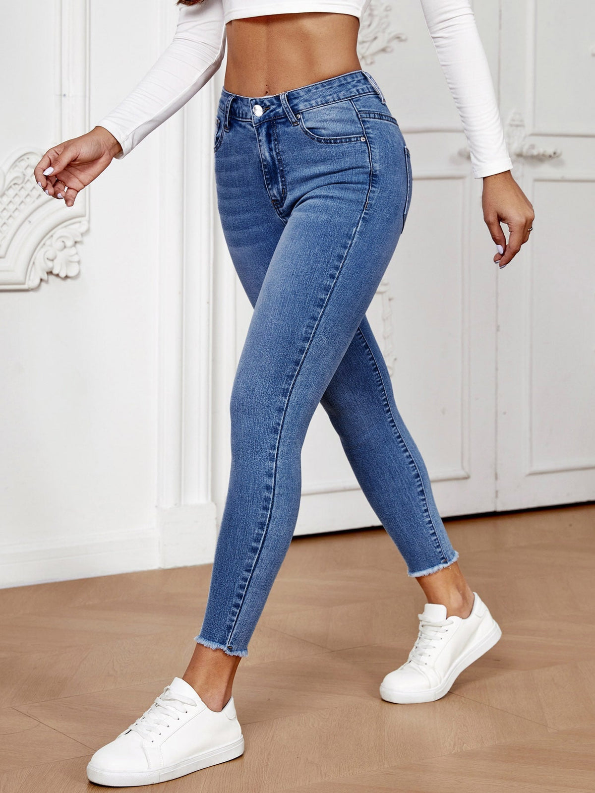 Vaqueros skinny tobilleros con bajo deshilachado