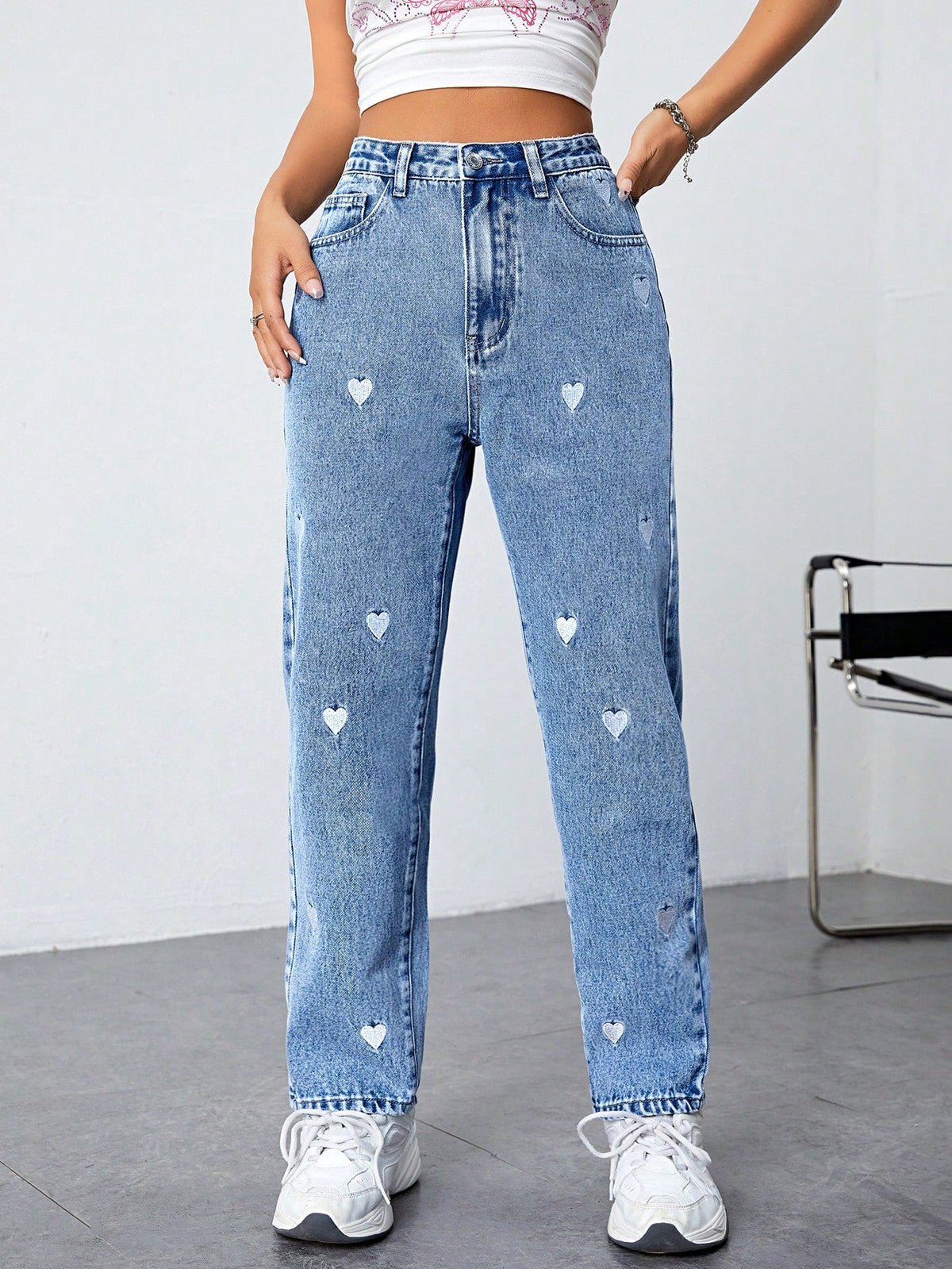 Vaqueros con estampado de corazones