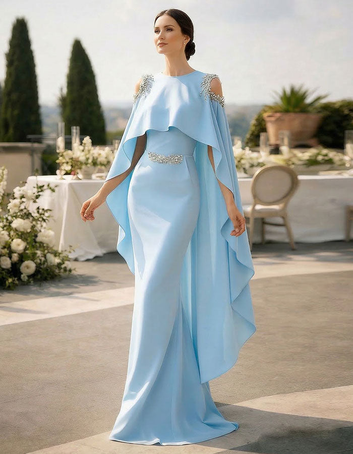 Vestido largo azul hielo drapeado con capa y pedrería