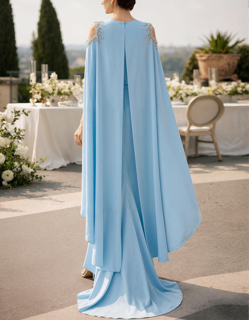 Vestido largo azul hielo drapeado con capa y pedrería