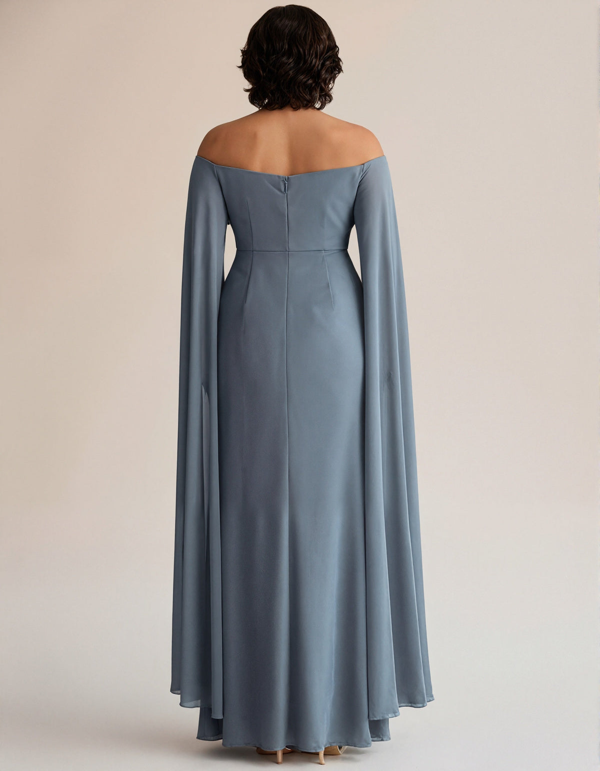 Vestido largo de gasa gris azulado con hombros descubiertos