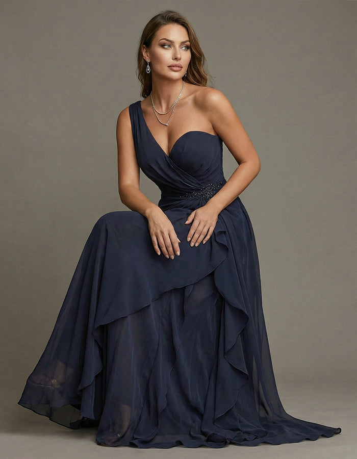 Vestido largo de gasa azul marino con hombros descubiertos