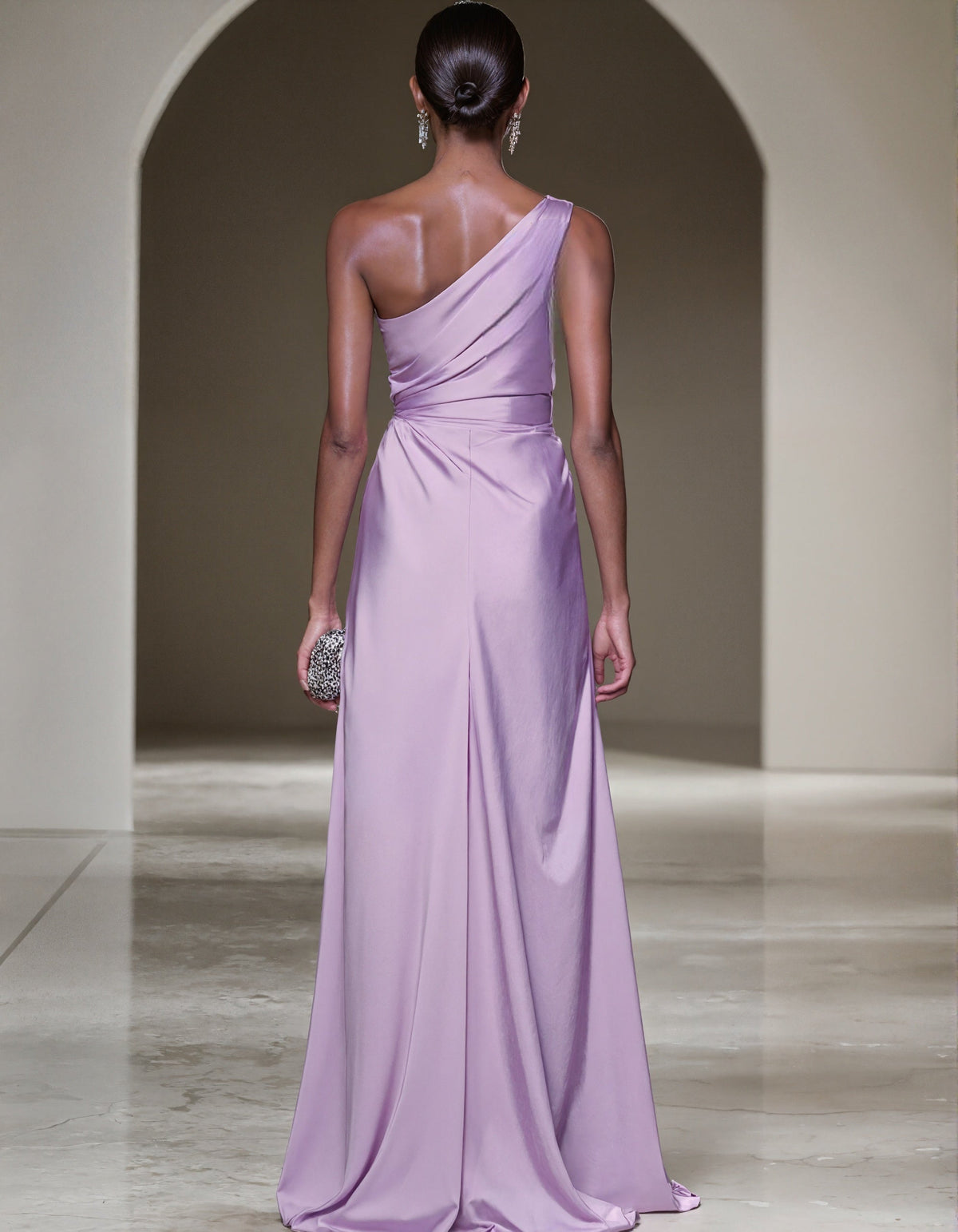 Vestido largo malva de un hombro con aplique
