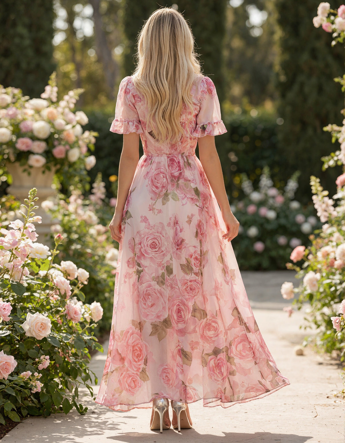 Vestido largo de gasa con escote en v y estampado de rosas