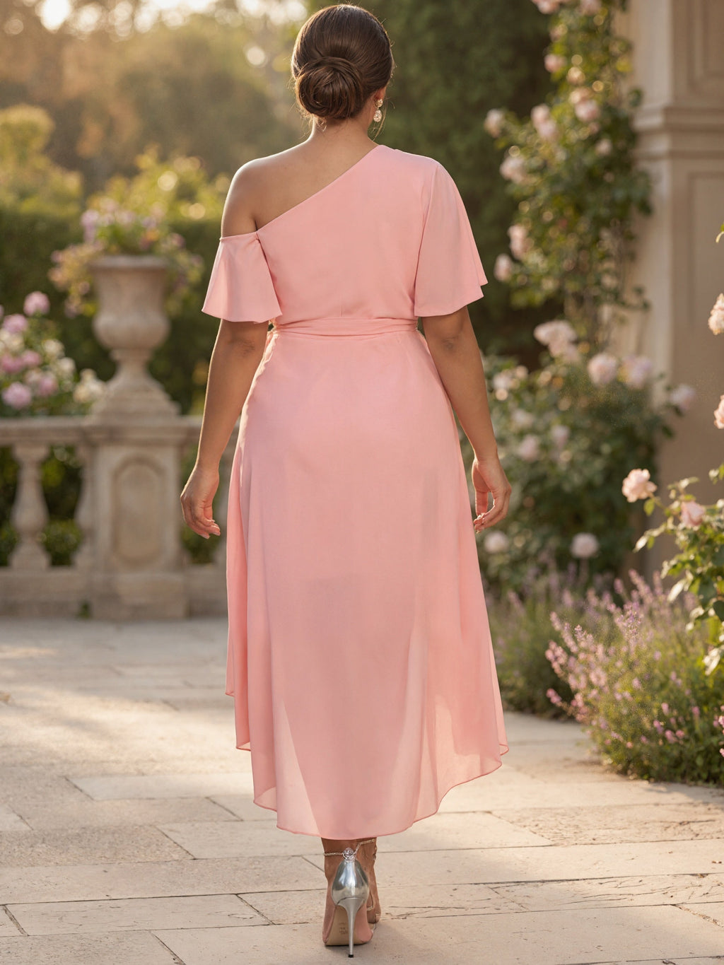 Vestido largo rosa con volantes asimétricos
