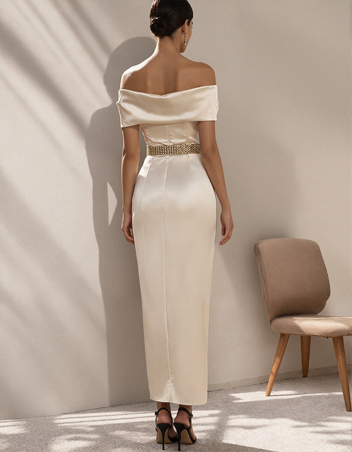 Vestido largo satinado champán con hombros descubiertos