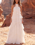 Vestido largo de gasa rosa con cuello halter y volantes