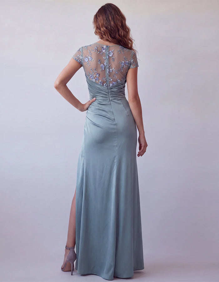 Vestido largo de satén gris azulado con malla bordada
