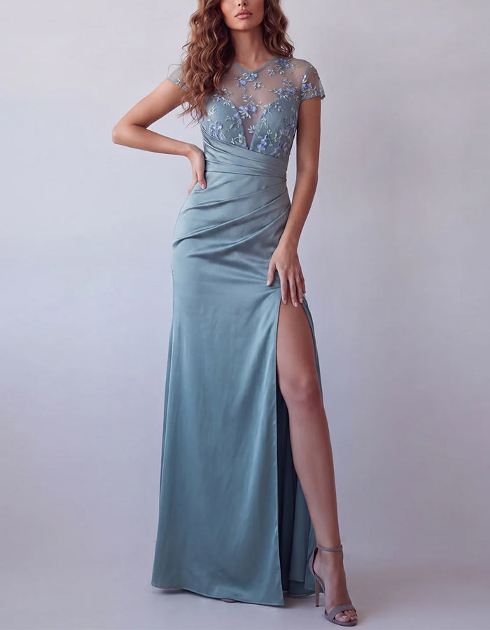 Vestido largo de satén gris azulado con malla bordada