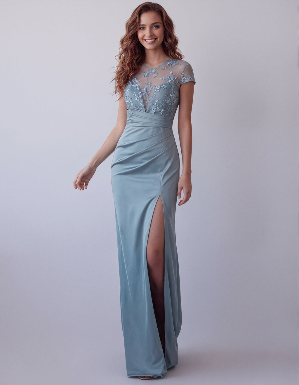 Vestido largo de satén gris azulado con malla bordada