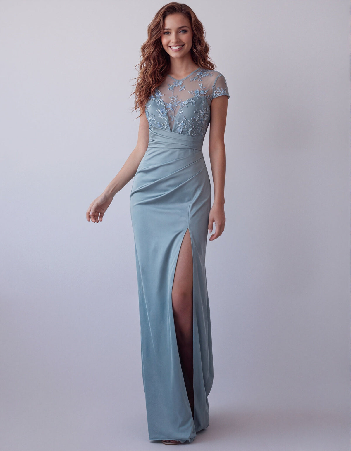 Vestido largo de satén gris azulado con malla bordada