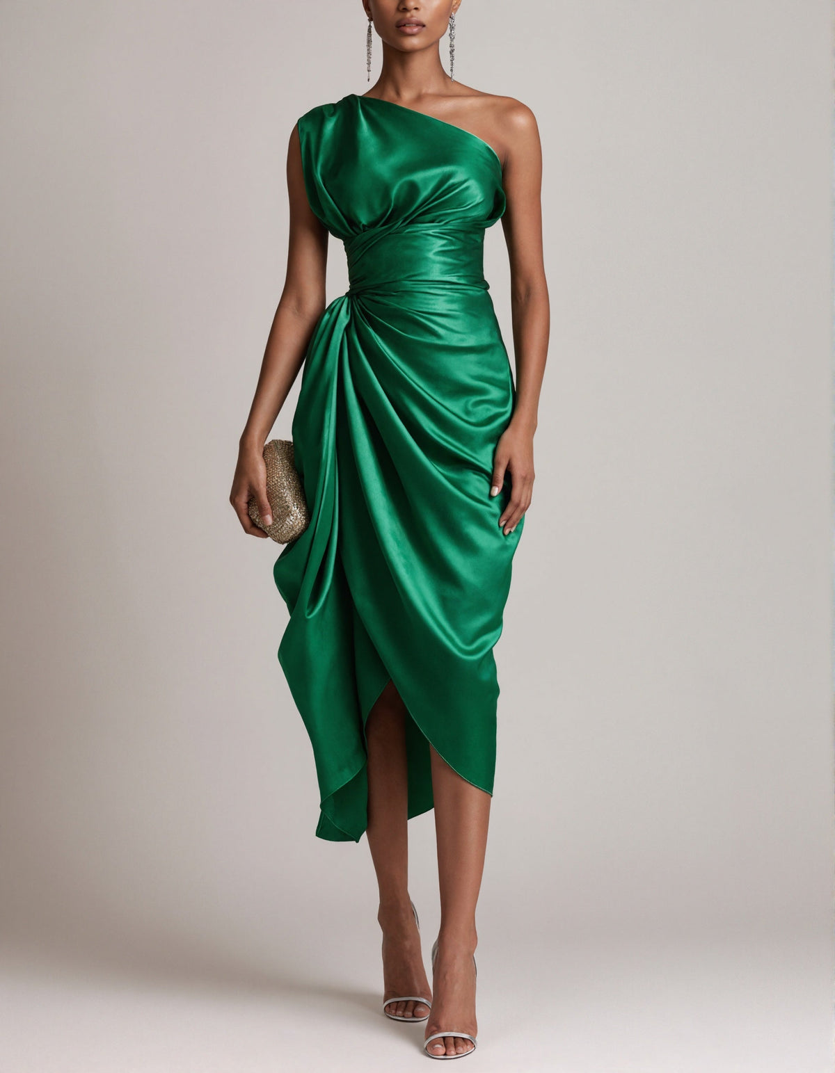Vestido midi asimétrico verde con un hombro al descubierto