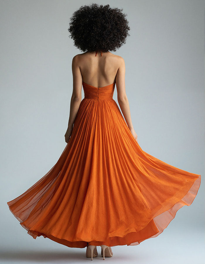 Vestido largo naranja de chifón plisado