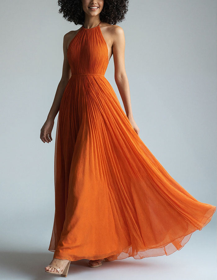 Vestido largo naranja de chifón plisado
