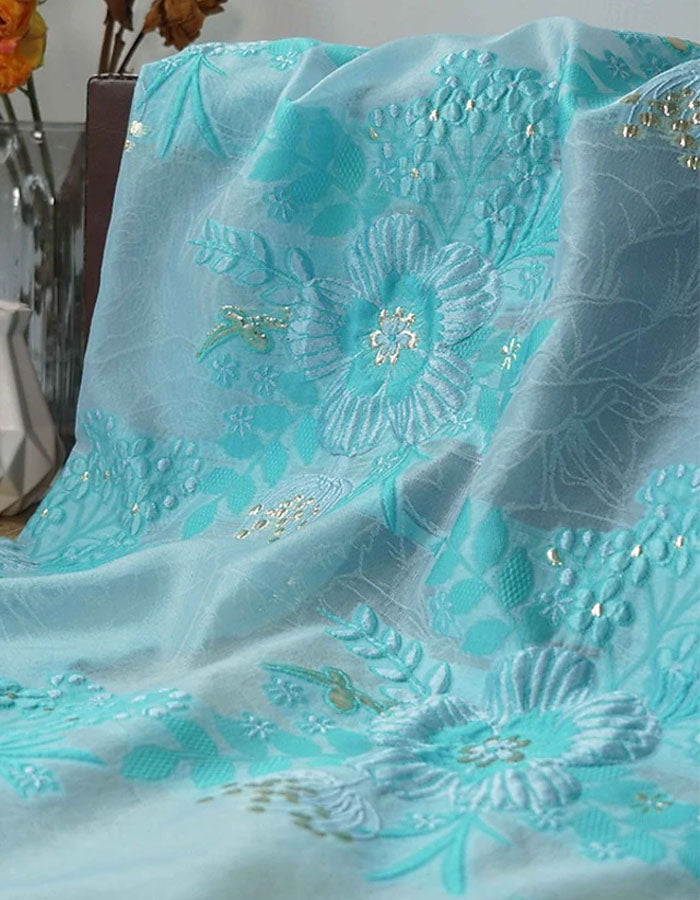Vestido rosa empolvado de manga corta con relieve dorado