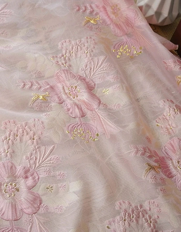 Vestido rosa empolvado de manga corta con relieve dorado