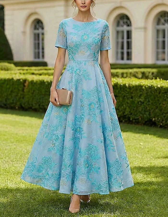 Vestido rosa empolvado de manga corta con relieve dorado