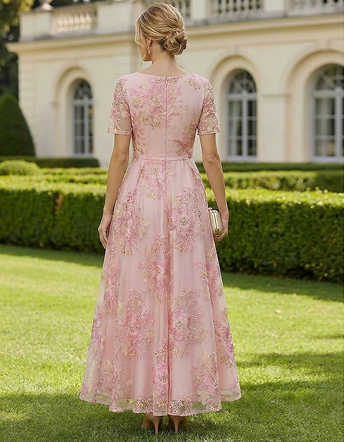 Vestido rosa empolvado de manga corta con relieve dorado