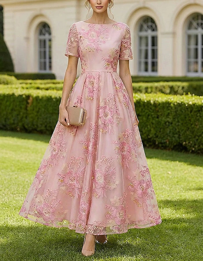 Vestido rosa empolvado de manga corta con relieve dorado