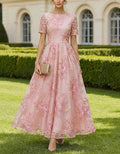 Vestido rosa empolvado de manga corta con relieve dorado