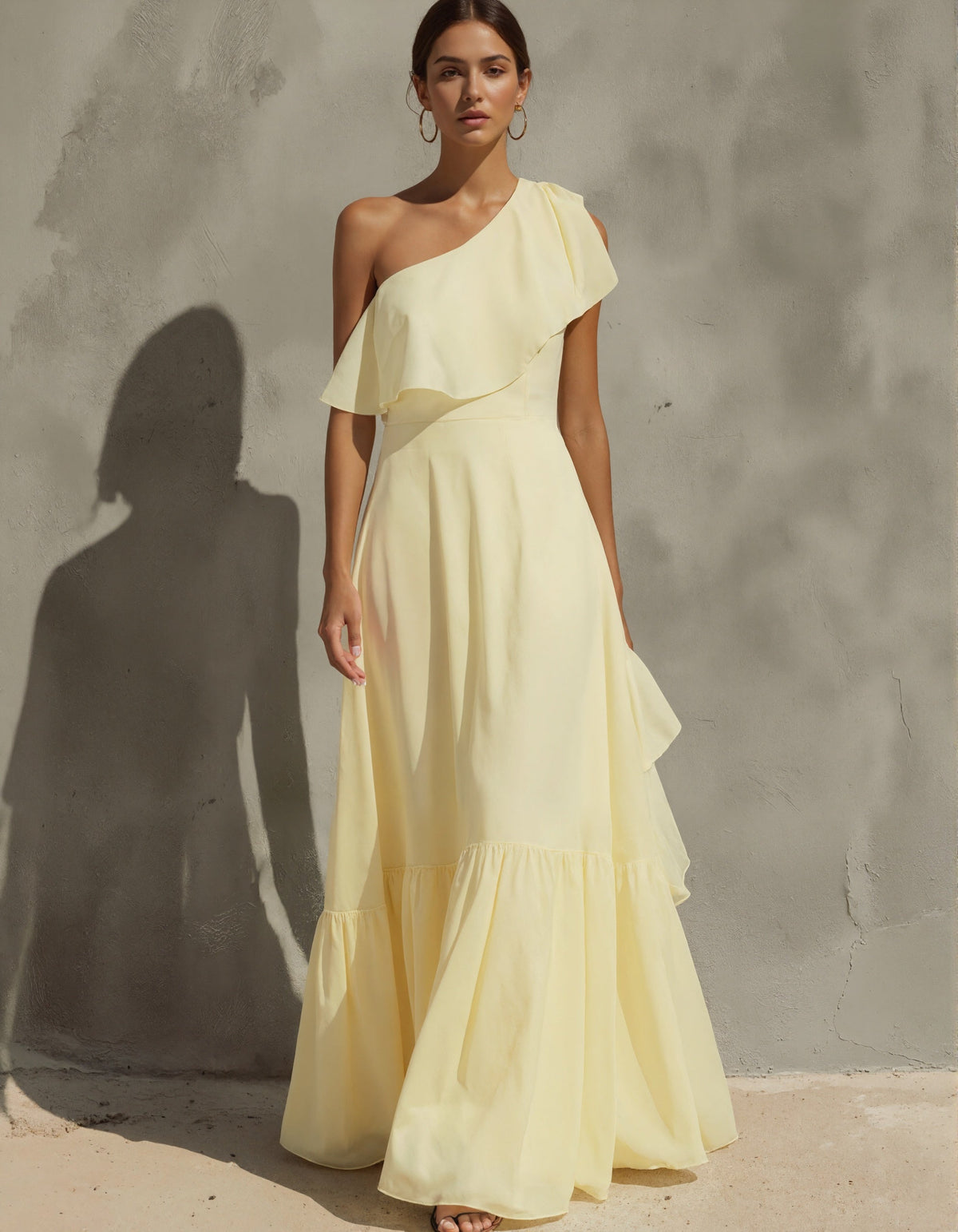 Vestido largo amarillo claro de un hombro