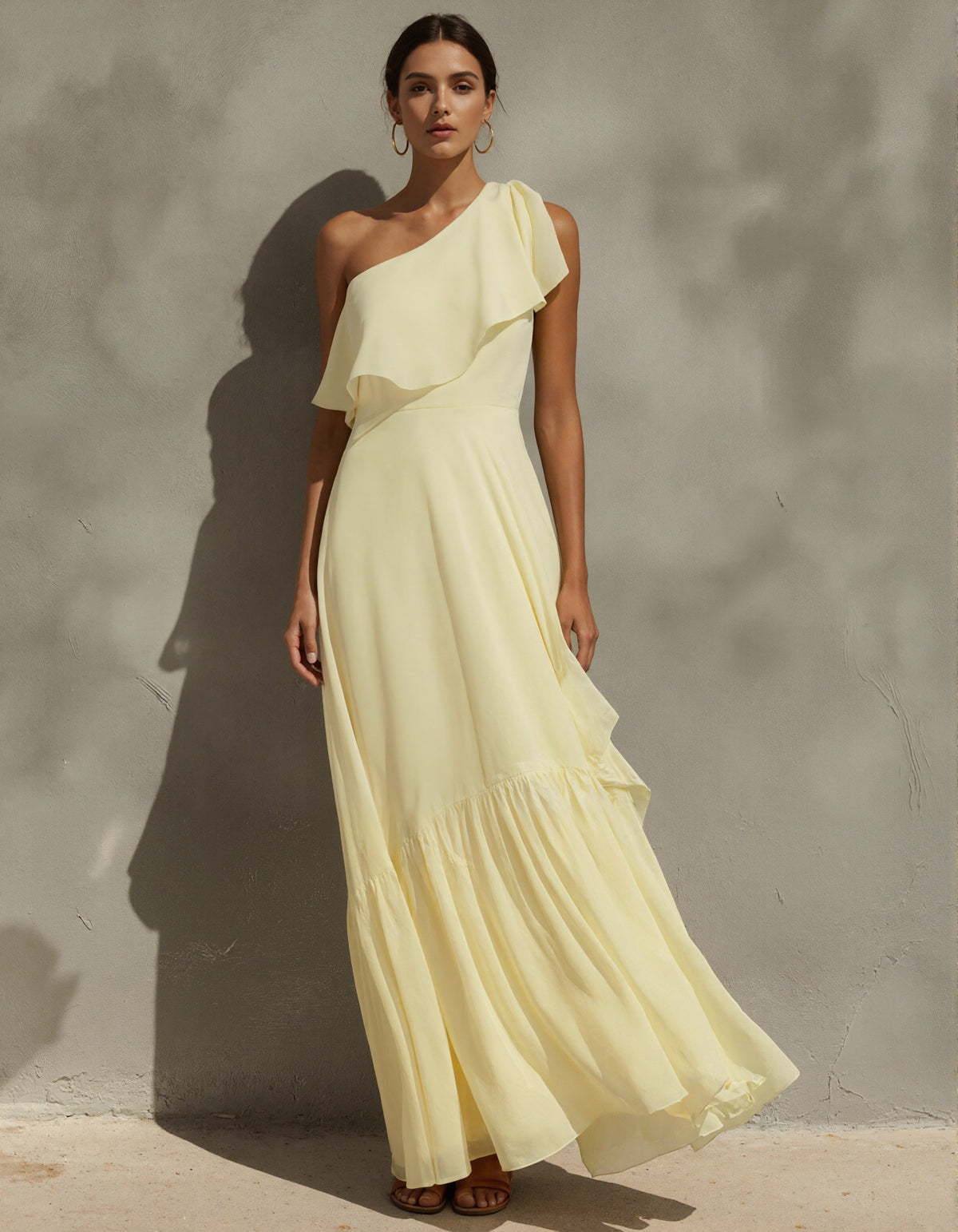 Vestido largo amarillo claro de un hombro