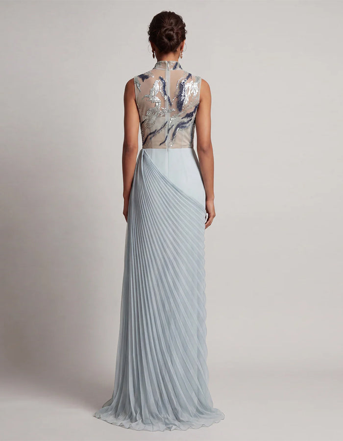 Vestido largo azul grisáceo de tul con cuello alto