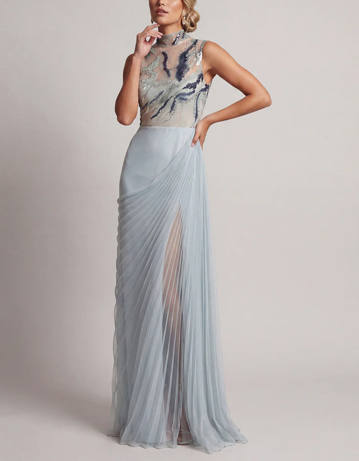 Vestido largo azul grisáceo de tul con cuello alto