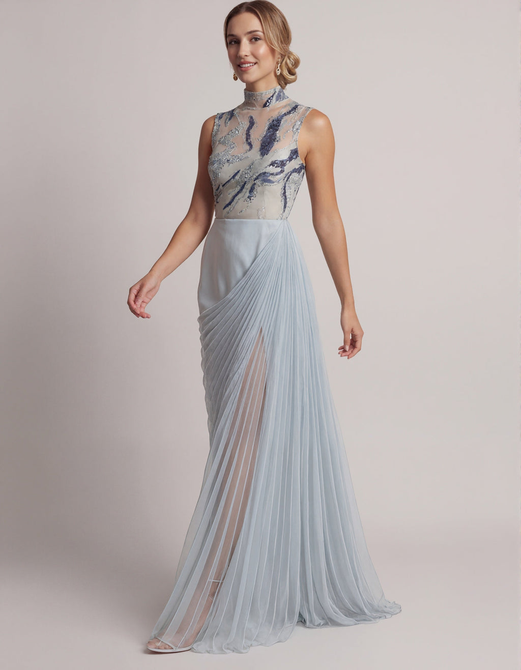 Vestido largo azul grisáceo de tul con cuello alto