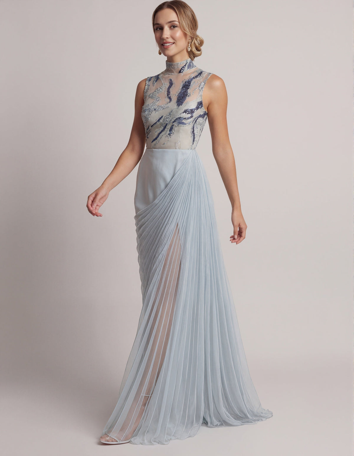 Vestido largo azul grisáceo de tul con cuello alto