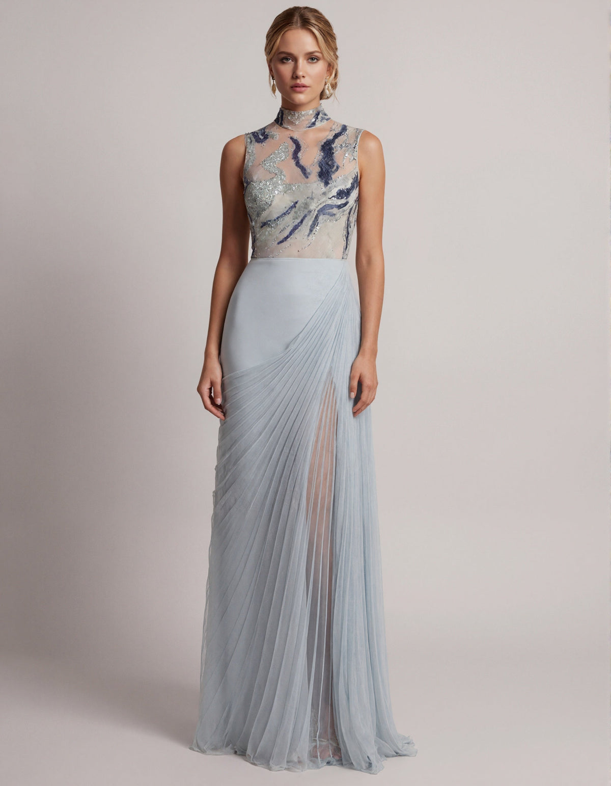 Vestido largo azul grisáceo de tul con cuello alto