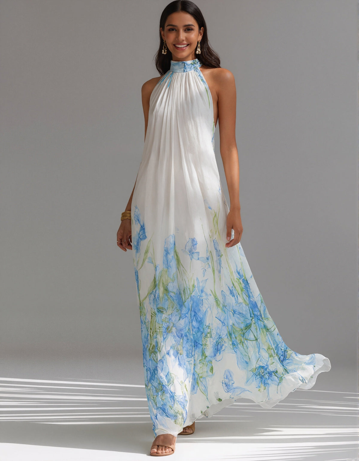 Vestido largo de gasa blanca con estampado floral azul