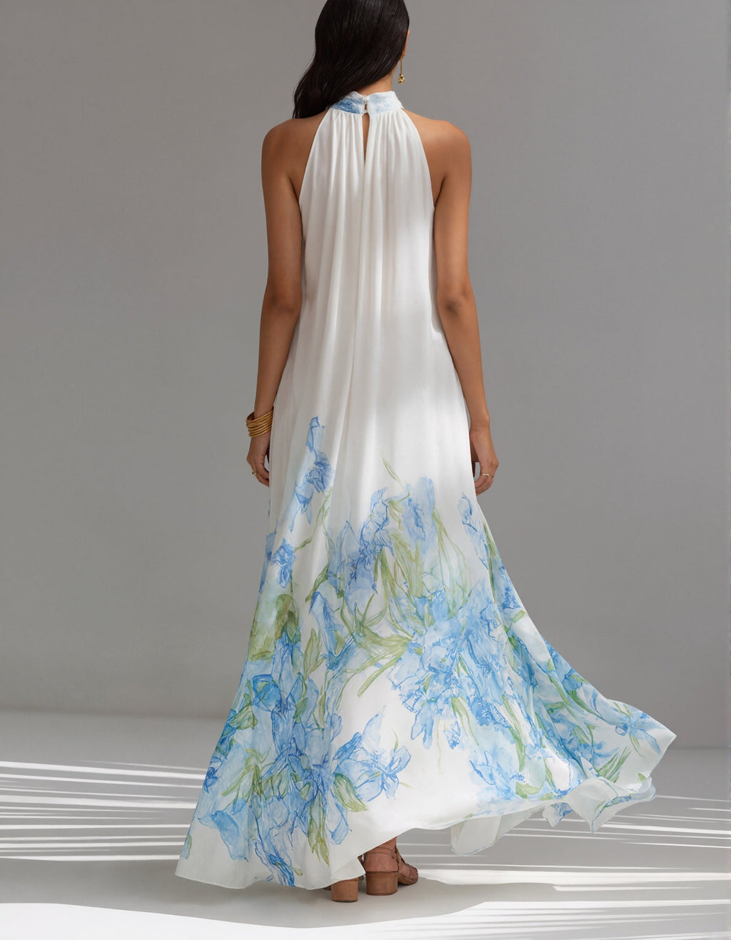 Vestido largo de gasa blanca con estampado floral azul