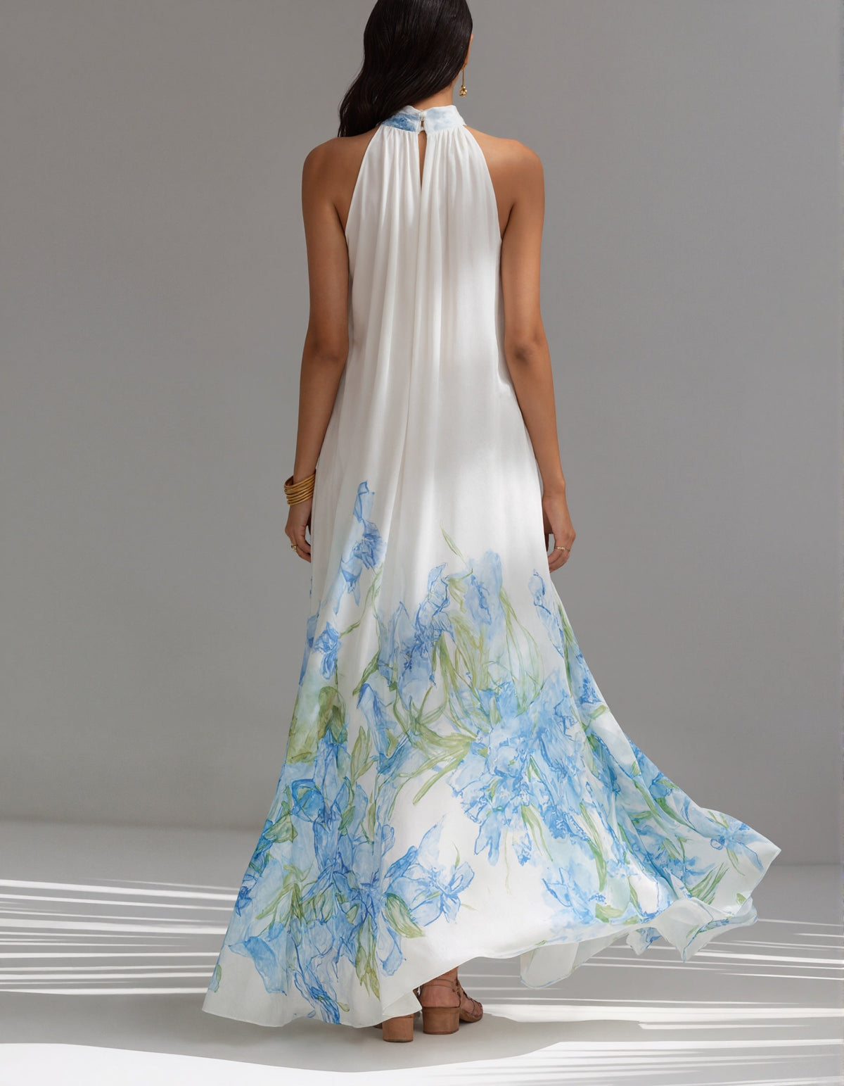 Vestido largo de gasa blanca con estampado floral azul