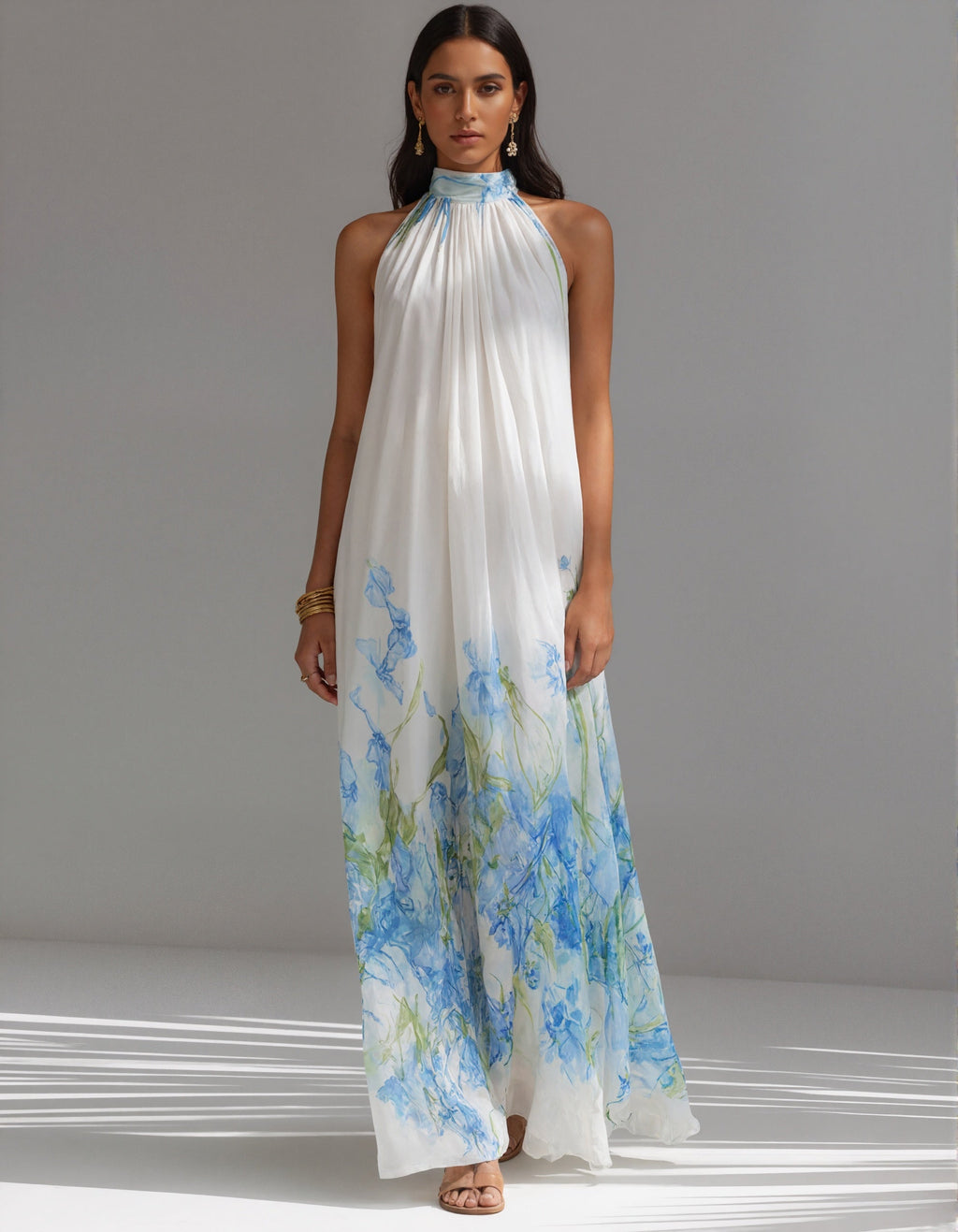 Vestido largo de gasa blanca con estampado floral azul