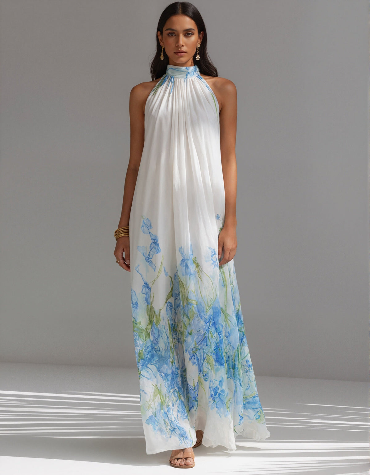 Vestido largo de gasa blanca con estampado floral azul