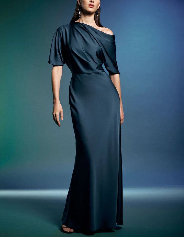 Vestido largo de satén azul lago con escote asimétrico