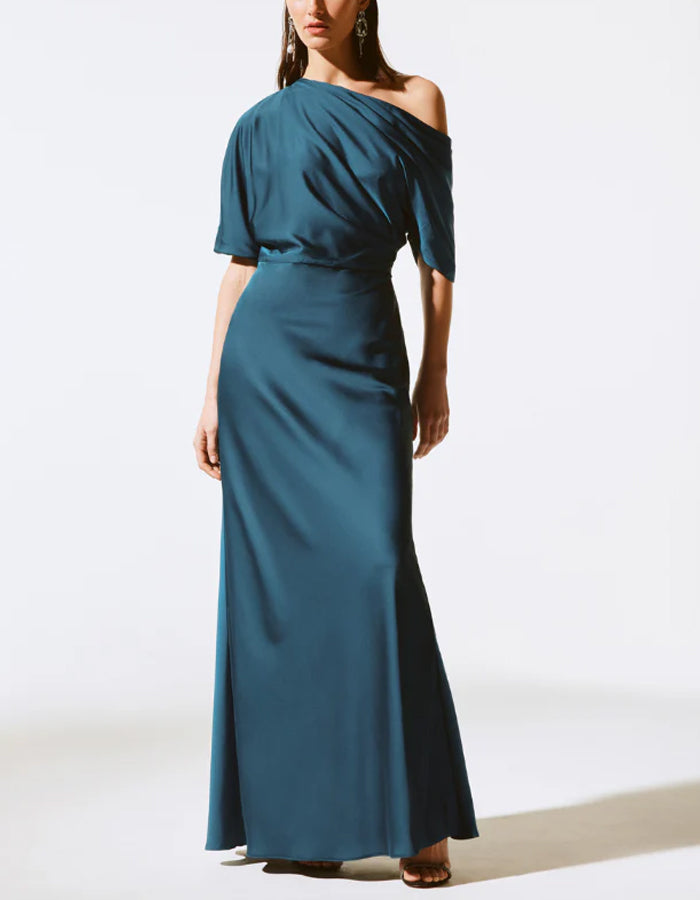 Vestido largo de satén azul lago con escote asimétrico
