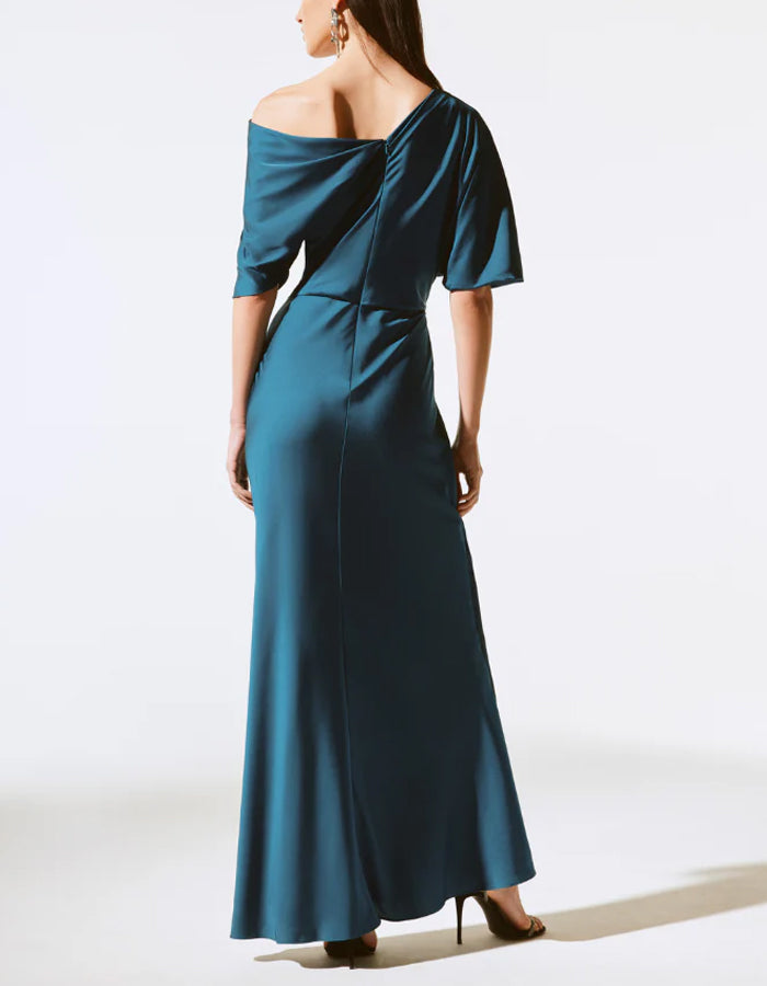 Vestido largo de satén azul lago con escote asimétrico