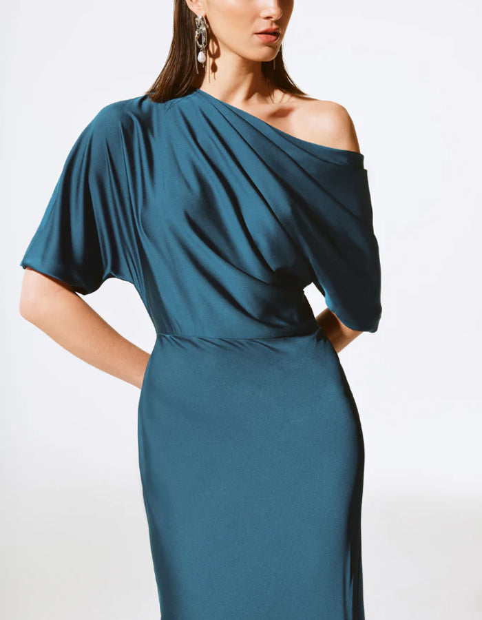 Vestido largo de satén azul lago con escote asimétrico
