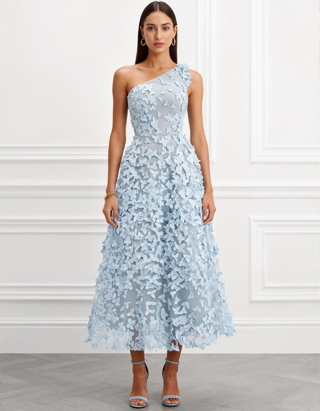 Vestido largo asimétrico azul claro con aplique floral