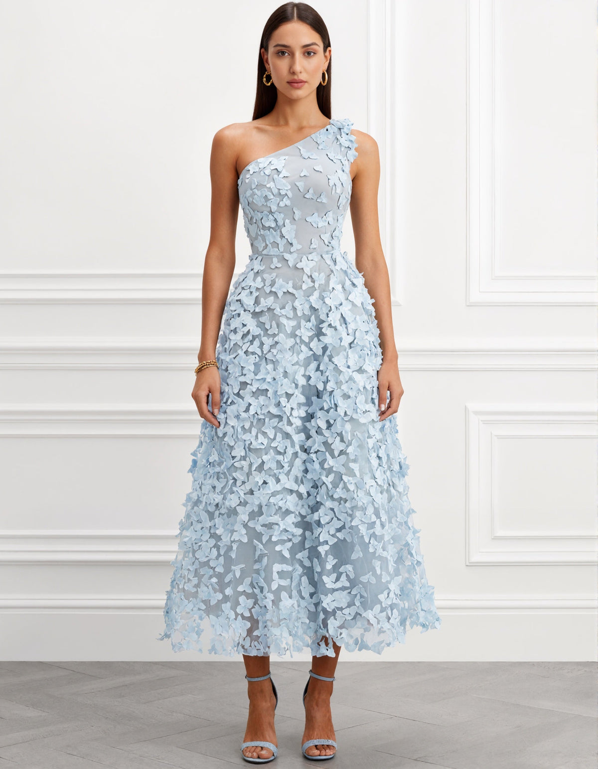 Vestido largo asimétrico azul claro con aplique floral