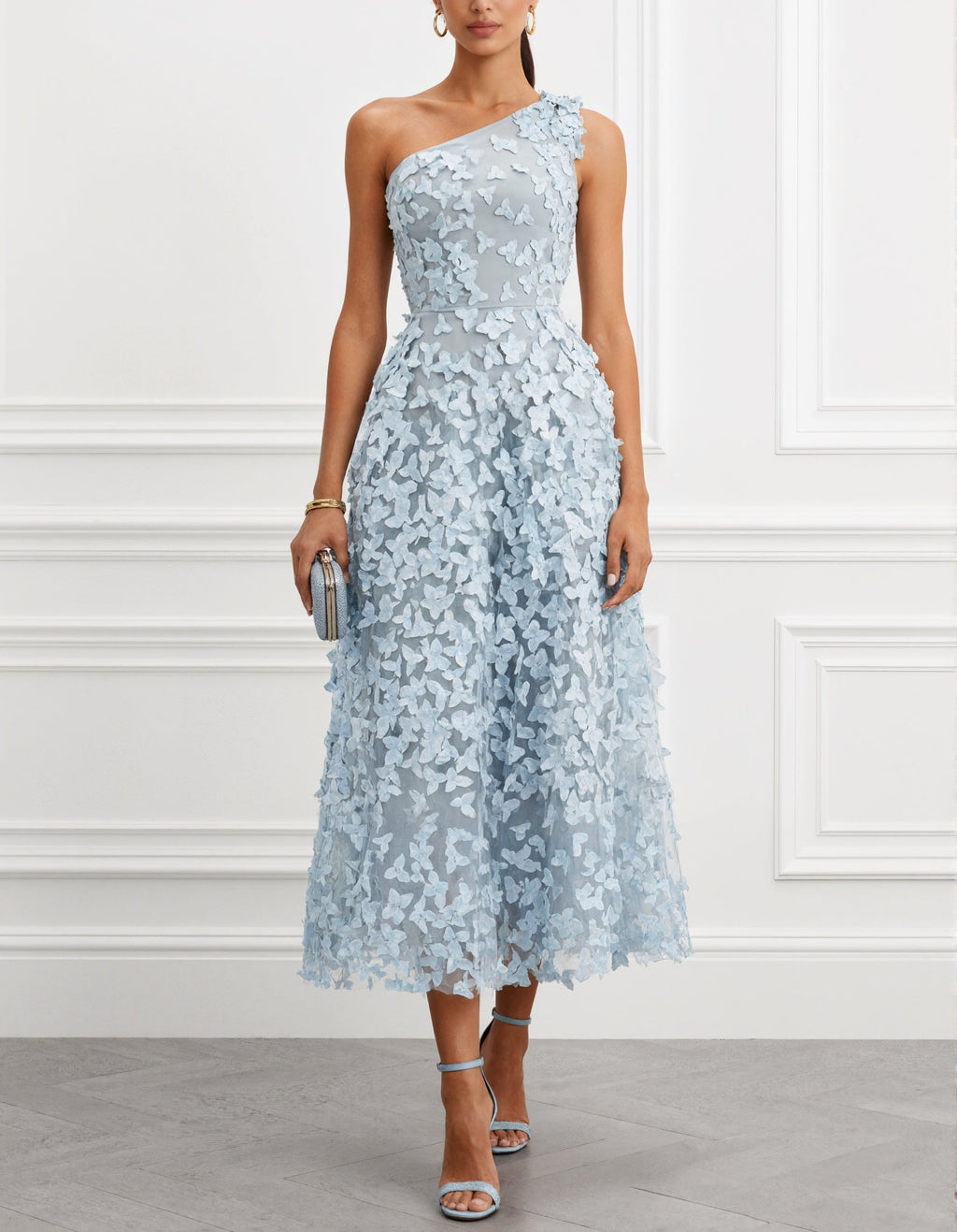 Vestido largo asimétrico azul claro con aplique floral