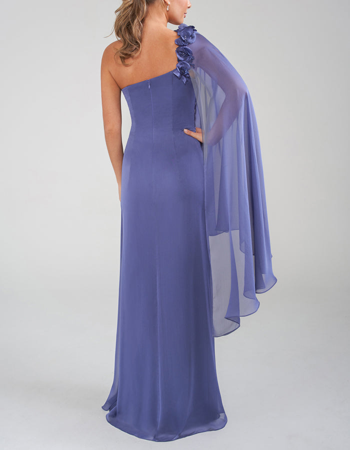 Vestido largo drapeado de un hombro en morado
