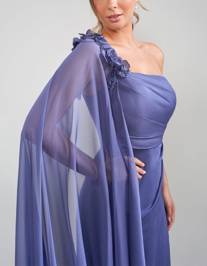 Vestido largo drapeado de un hombro en morado