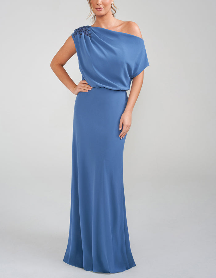 Vestido largo drapeado azul de un solo hombro